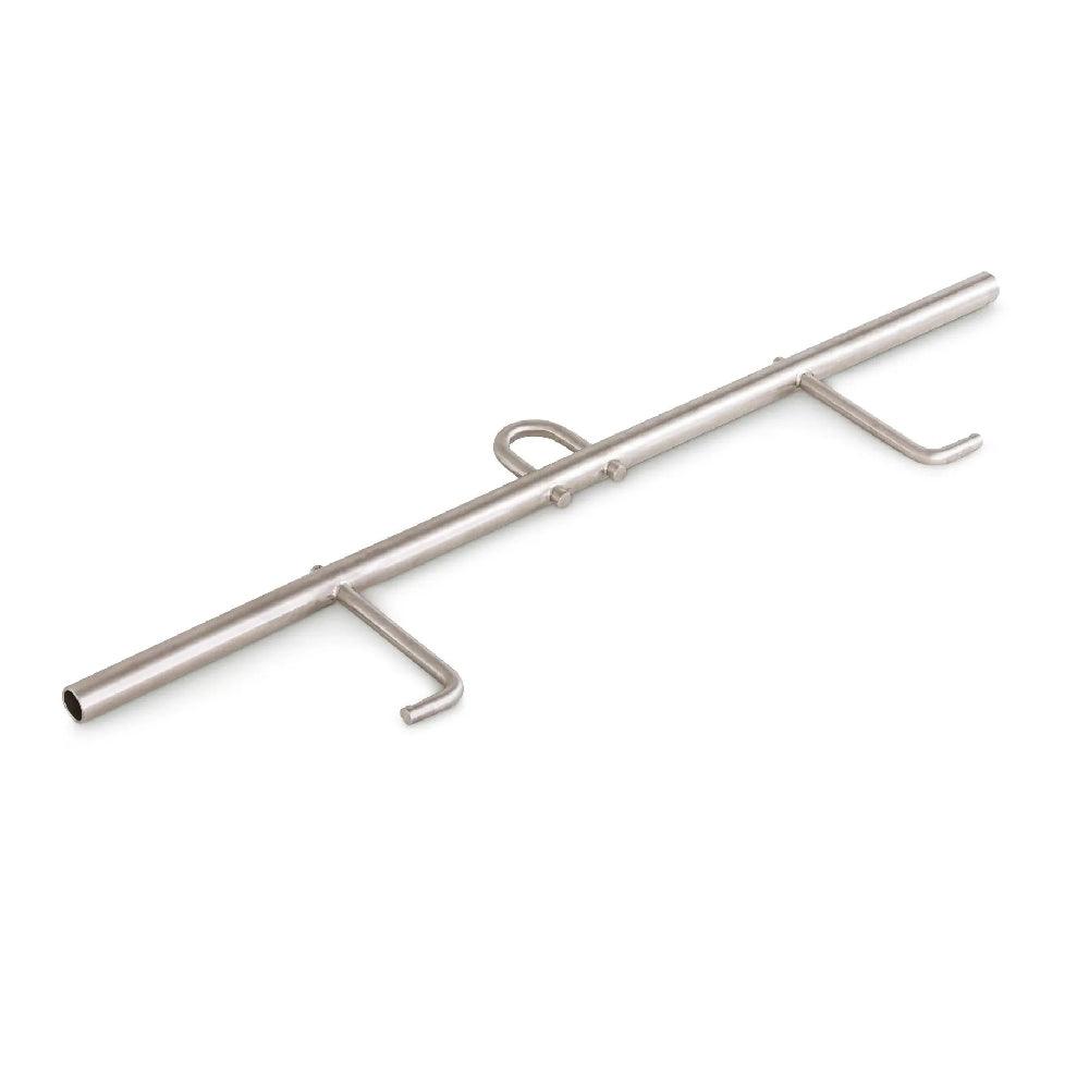 Grainfather G70 Lifting Bar fra Grainfather er et verktøy i rustfritt stål med et sentralt håndtak og to kroker på hver side, designet for å løfte eller flytte gjenstander.