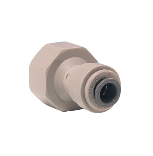 John Guest overgang F 3/8" BSP til 3/8" er en rørkobling av plast med sekskantet mutter og en sirkulær push-fit-åpning, vist mot en hvit bakgrunn. Varemerke: John Guest. Egnet for 3/8" BSP-applikasjoner.