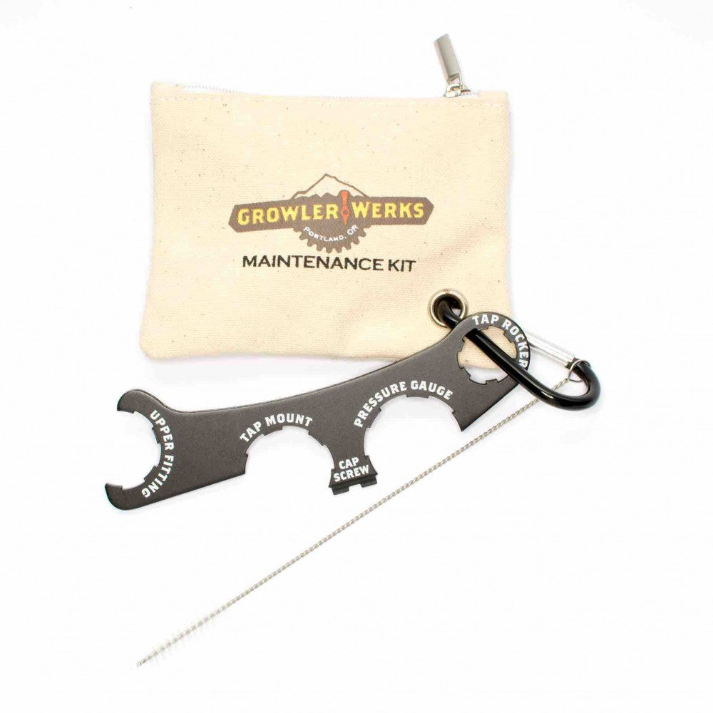 GrowlerWerks uKeg Maintenance Kit inneholder et merket multiverktøy, rengjøringsbørste, karabinkrok, en liten lerretspose og uKeg-rengjøringstabletter for enkelt vedlikehold.