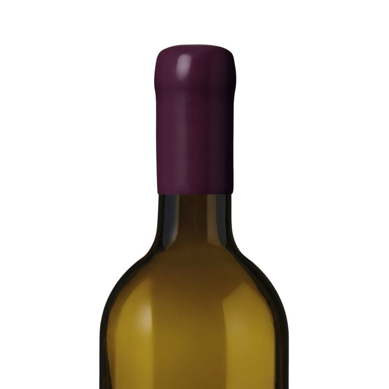 Nærbilde av den øverste delen av en vinflaske med Sincera Sistemi flaskevoks 100g - Purple VT009 forseglingsvoks og en gyllengul væske på innsiden.