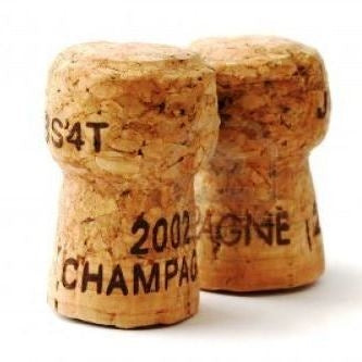 To Enolandia Champagne naturkorkpropper (30,5 mm x 48 mm) fra en pakke med 50 stk. står oppreist på hvit bakgrunn, med trykt tekst synlig på hver kork.