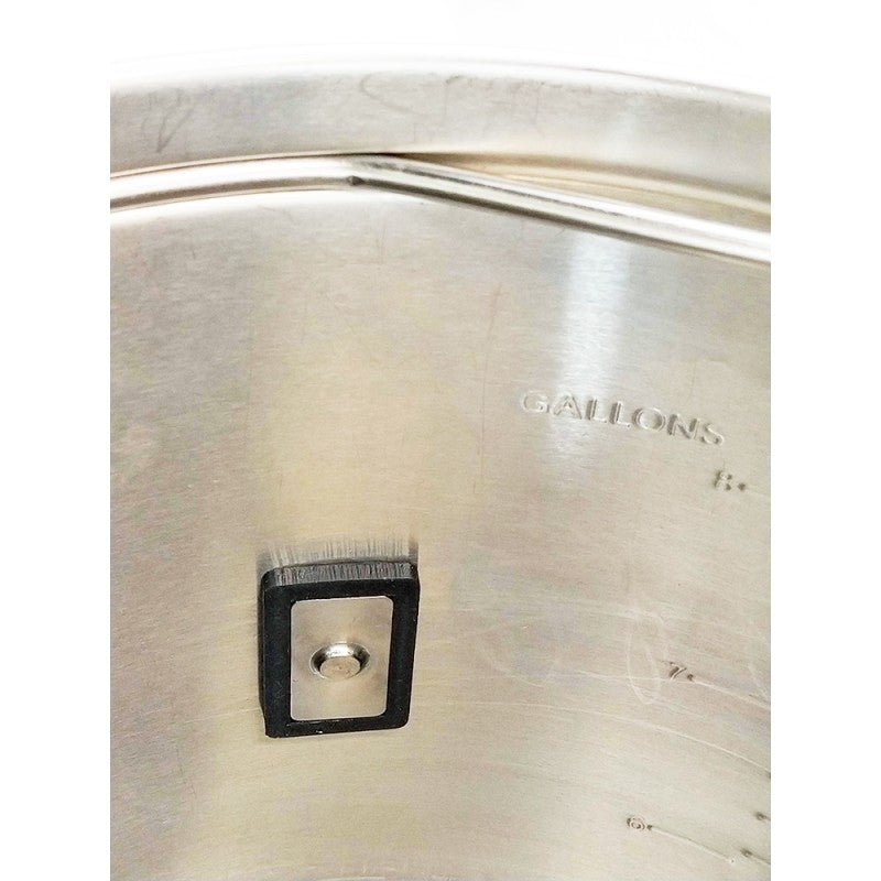 Nærbilde av innsiden av en Grainfather-beholder med BacBrewings Reparasjonskit for Grainfather resirkuleringsrør, med inngraverte gallonmarkeringer og en metallkobling med svart silikonpakning.