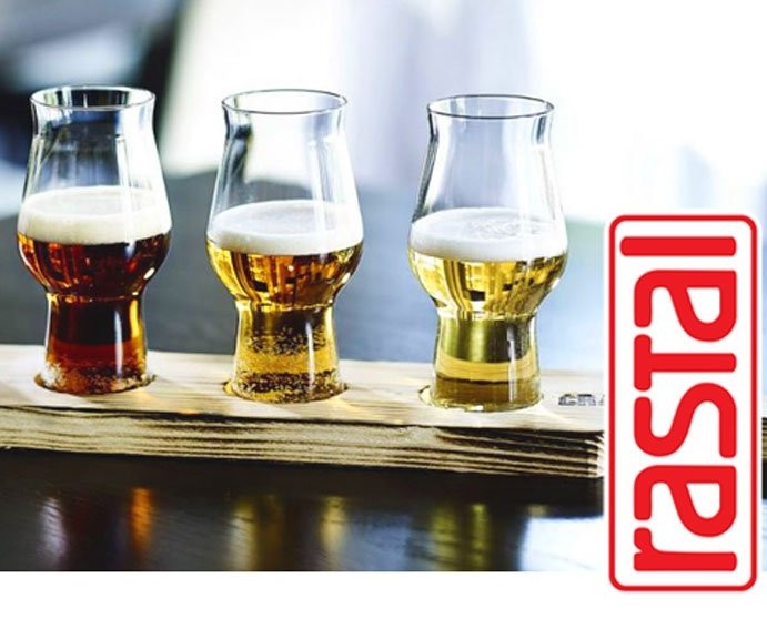 Et sett med Rastal Craft Master One Taster 19,5 cl smaksglass (6 stk), hvert glass fylt med væske.