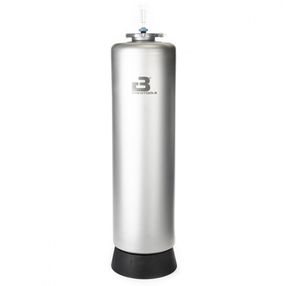 Brewtools MiniUni 50 - Tank med standard tilbehør er en trykkgjæringstank i rustfritt stål fra Brewtools, vist stående med toppventil på en svart sokkel mot en hvit bakgrunn.