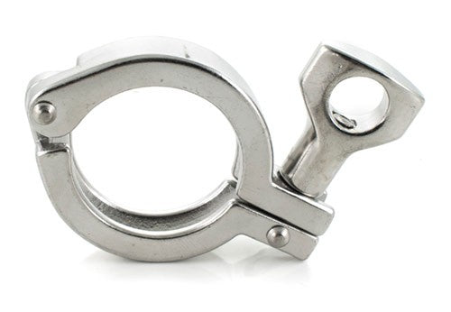 Brewshop 1,5" Tri-Clamp Klemme i 304 rustfritt stål med butterfly-skrue, designet for sikker tilkobling i sanitære rørsystemer.
