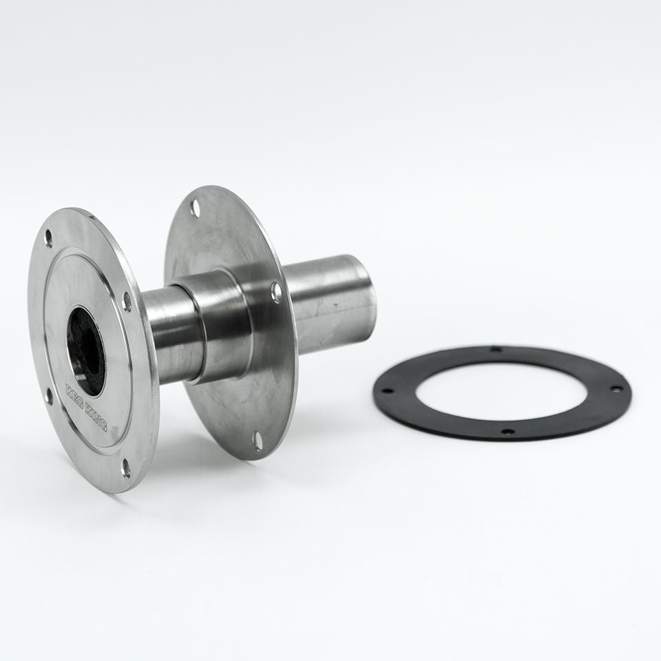 Keg King KegMaster Telescopic Adaptor, et lagerhus i rustfritt stål med flens og sylindrisk forlengelse, vises ved siden av en svart, sirkulær pakning med boltehull - perfekt som en benkeplateadapter for keglemaskiner.