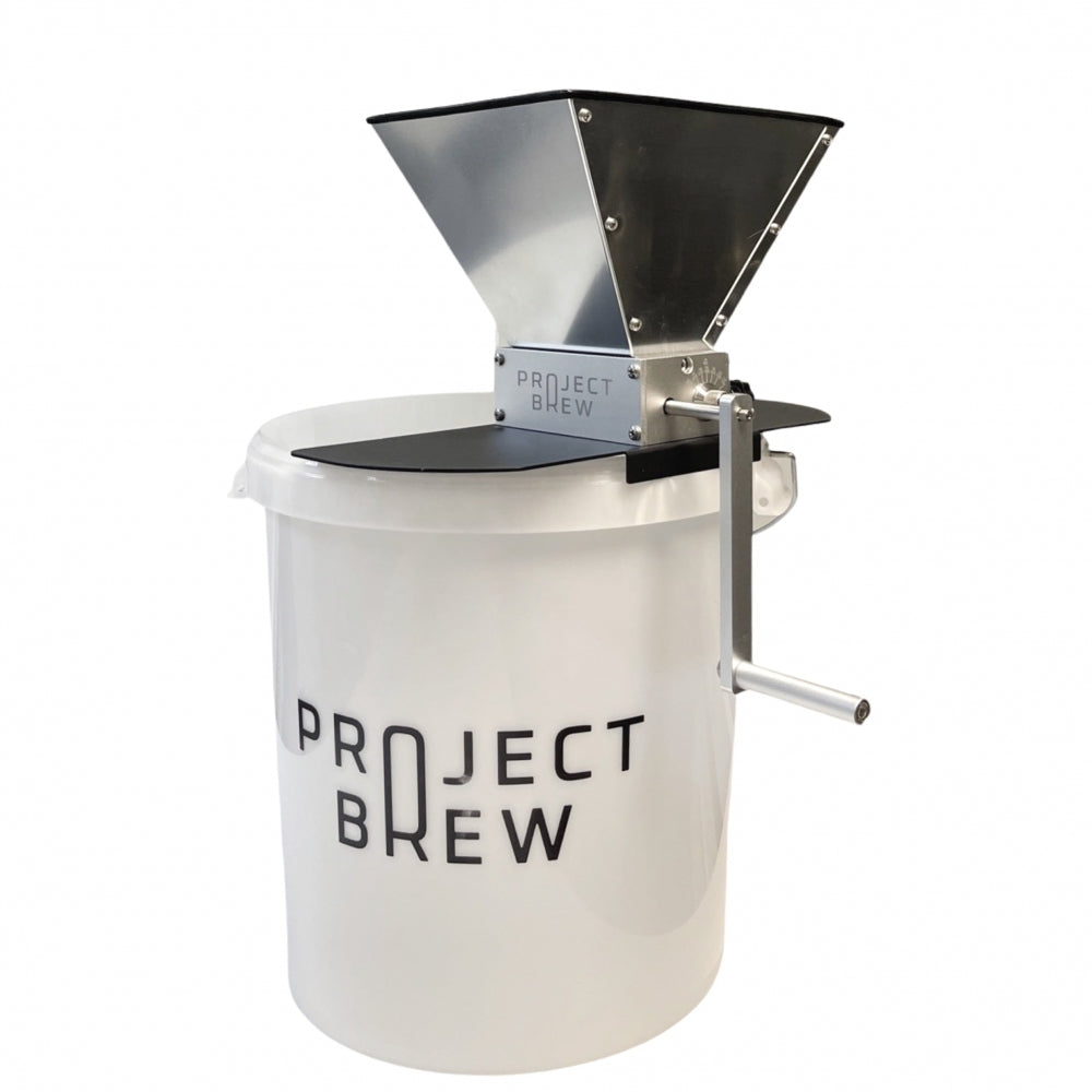 CrushMaster Maltmølle med to valser fra Project Brew har justerbare valser, en metallbeholder og håndsveiv, og er montert på en hvit PROJECT BREW-bøtte.