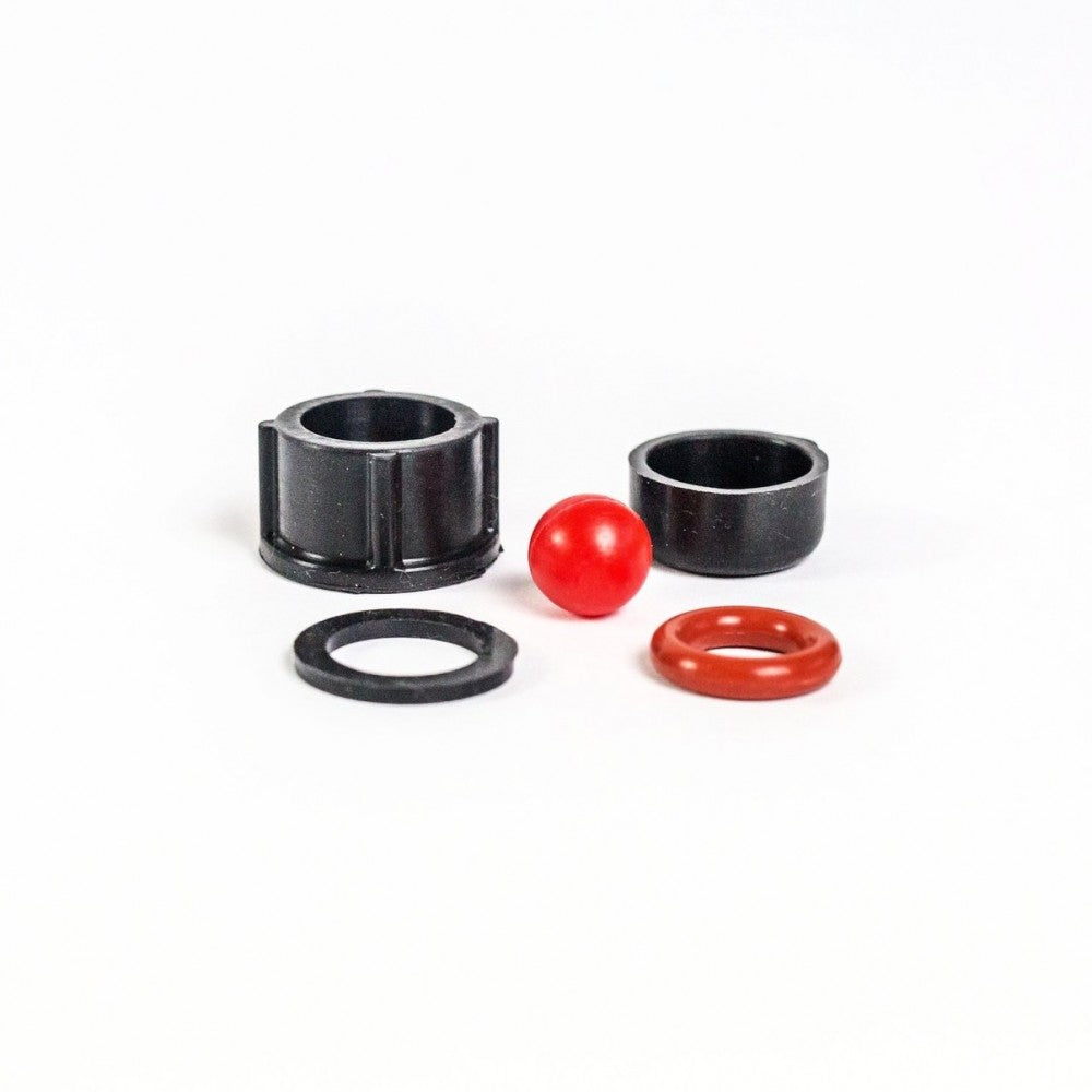 Brewsssential BrewSSSiphon Silicone Replacement Kit inneholder to svarte sylindere, en rød kule, en svart flat ring og en rød O-ring - alt vist på en hvit bakgrunn.