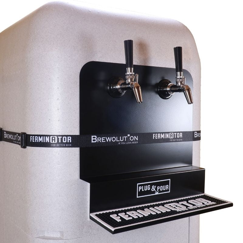 Ferminator Plug & Pour - 2 tappekraner fra Brewolution er en bærbar øltappemaskin med to håndtak og dryppbrett.