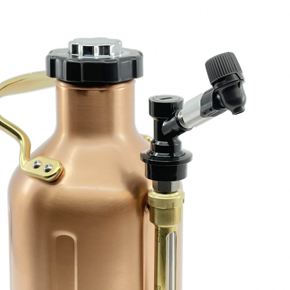 Homebrewer LAB uKeg Adapter for Picnic Tap 2.0 & 2.1 er montert på en metallisk kobberbrummer med et solid håndtak, vist i svart og sølv mot en hvit bakgrunn.