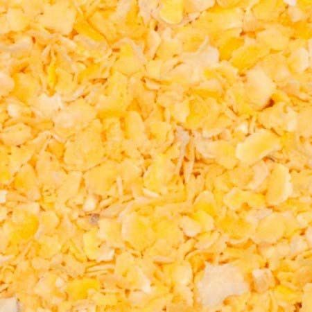 Nærbilde av gul og hvit Flaket Mais (3,5 EBC) 100G fra Castle Malting, som fyller rammen - ideell som øltilsetning ved brygging av lyst øl.