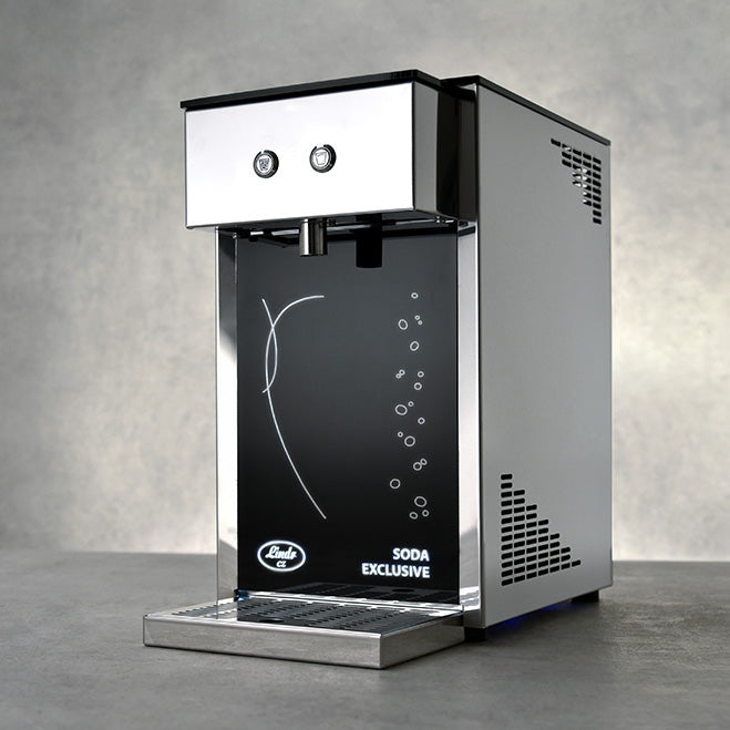 Lindr Soda Exclusive NEW Green Line vanndispenser med kullsyre er en stilren vanndispenser i rustfritt stål med moderne design, to knapper, dryppbrett og "Soda Exclusive"-etikett på forsiden - perfekt for kullsyrevann.