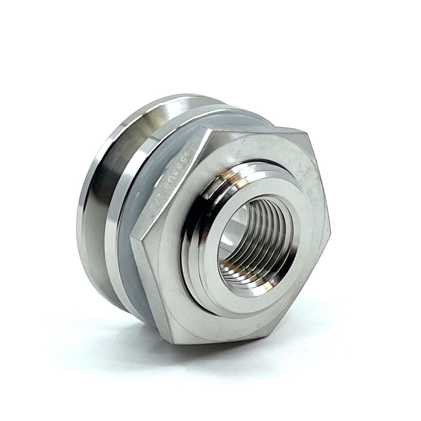 Et nærbilde av Brewshops 1,5" Tri-Clamp sveisefri gjennomføring med innvendige gjenger, laget av 304 rustfritt stål.