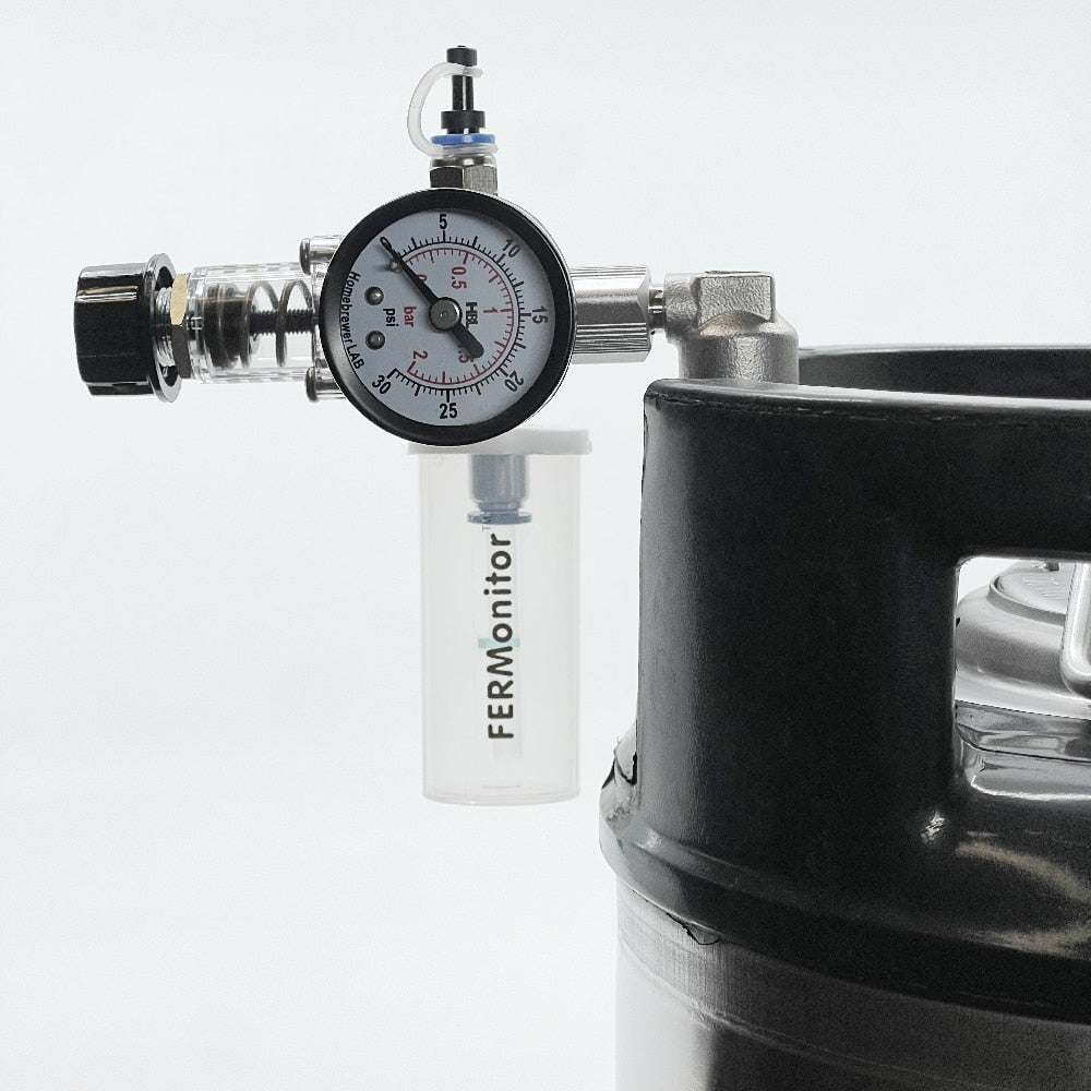 SPUNDit 3.0 Jellyfish Spunding Valve fra Homebrewer LAB festet på toppen av en gjæringstank av metall, på hvit bakgrunn.