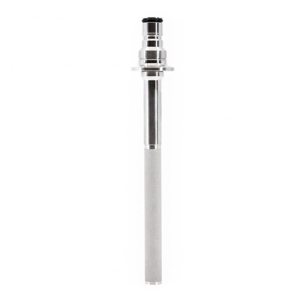 Karboneringskit 34 mm Tri-Clamp karboneringsstein for Brewtools Unitanks, med en slank, sylindrisk sølvfarget kropp med svart spiss, står vertikalt mot en hvit bakgrunn og gjenspeiler den presise utformingen av kompakte bryggeriadaptere.