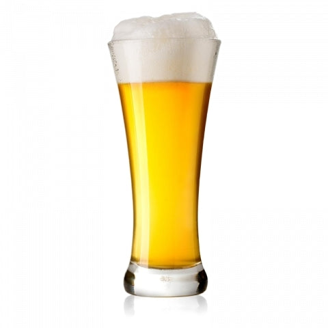 Et høyt, klart glass med lys gylden Brewolution URQ Pilsner fra en ølsett av fullkorn, toppet med et tykt skum på en hvit bakgrunn.