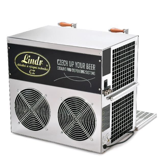 Lindr KONTAKT 300 Twin Power Green Line-ølkjøler har to store vifter foran, ventilasjonsåpninger på sidene og solide trehåndtak på toppen. Det er en førsteklasses mobil drikkekjøler for profesjonell ølkjøling og -utskjenking fra Lindr.