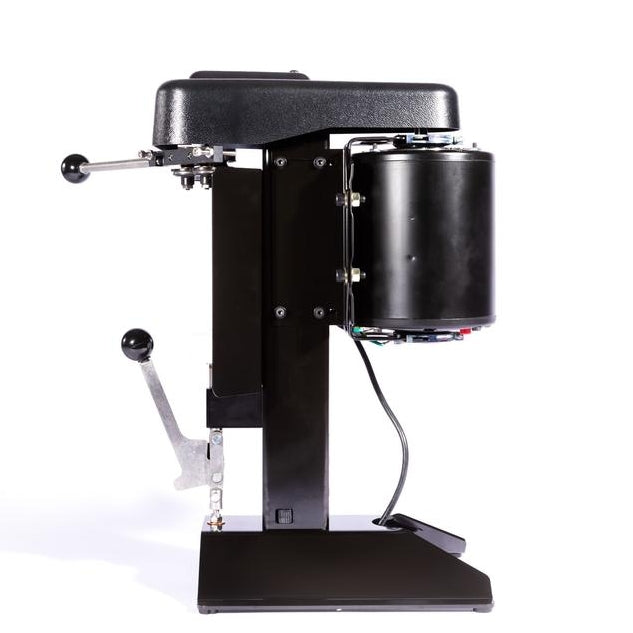 Et sidebilde av SL1 Homebrewer Can Seamer fra Oktober Design i svart, med spak og strømledning - ideell for hjemmebryggere eller håndverksøl-entusiaster - sett mot en vanlig hvit bakgrunn.