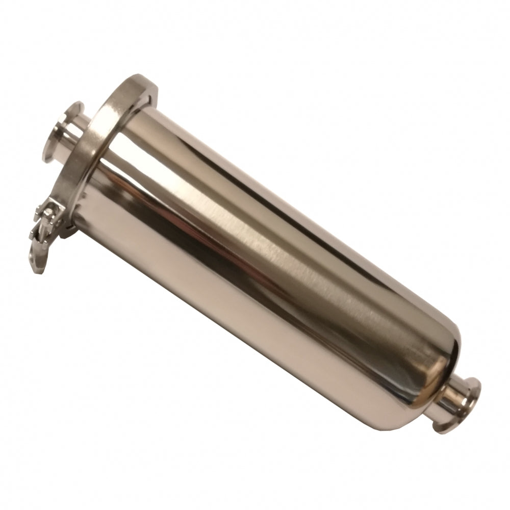 Brewshop 1,5" Tri-Clamp Inline Filter Lang (35 cm) er et slitesterkt sylindrisk filter i rustfritt stål med sikre klemmebeslag i begge ender - ideelt for hjemmebryggere som ønsker pålitelig ytelse. Avbildet diagonalt på en vanlig hvit bakgrunn.