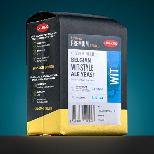 En 500 g-pakke med LalBrew Wit fra Lallemand, med blå og gul merking, inneholder produktdetaljer, spesifikasjoner og oppgir Østerrike som opprinnelse.