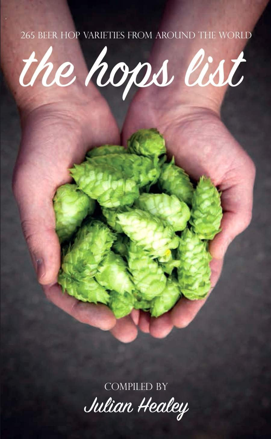 En person holder ferske, grønne humlekjegler, med The Hops List - Julian Healey by Brewshop under - perfekt for alle som elsker håndverksøl og humlevarianter.