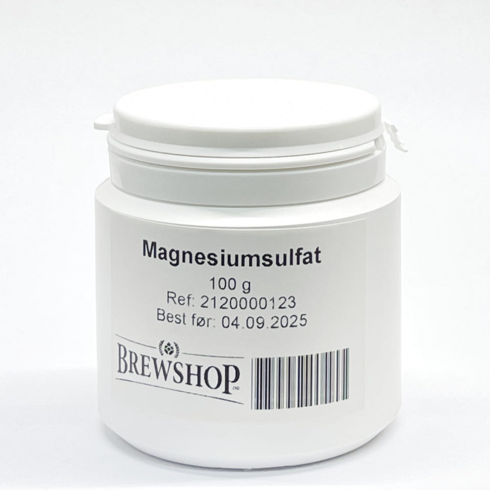 En hvit plastbeholder merket "Magnesiumsulfat 100g (MgSO4)" fra Brewshop, ideell for vannjustering ølbrygging, med strekkode og best før-dato 04.09.2025.