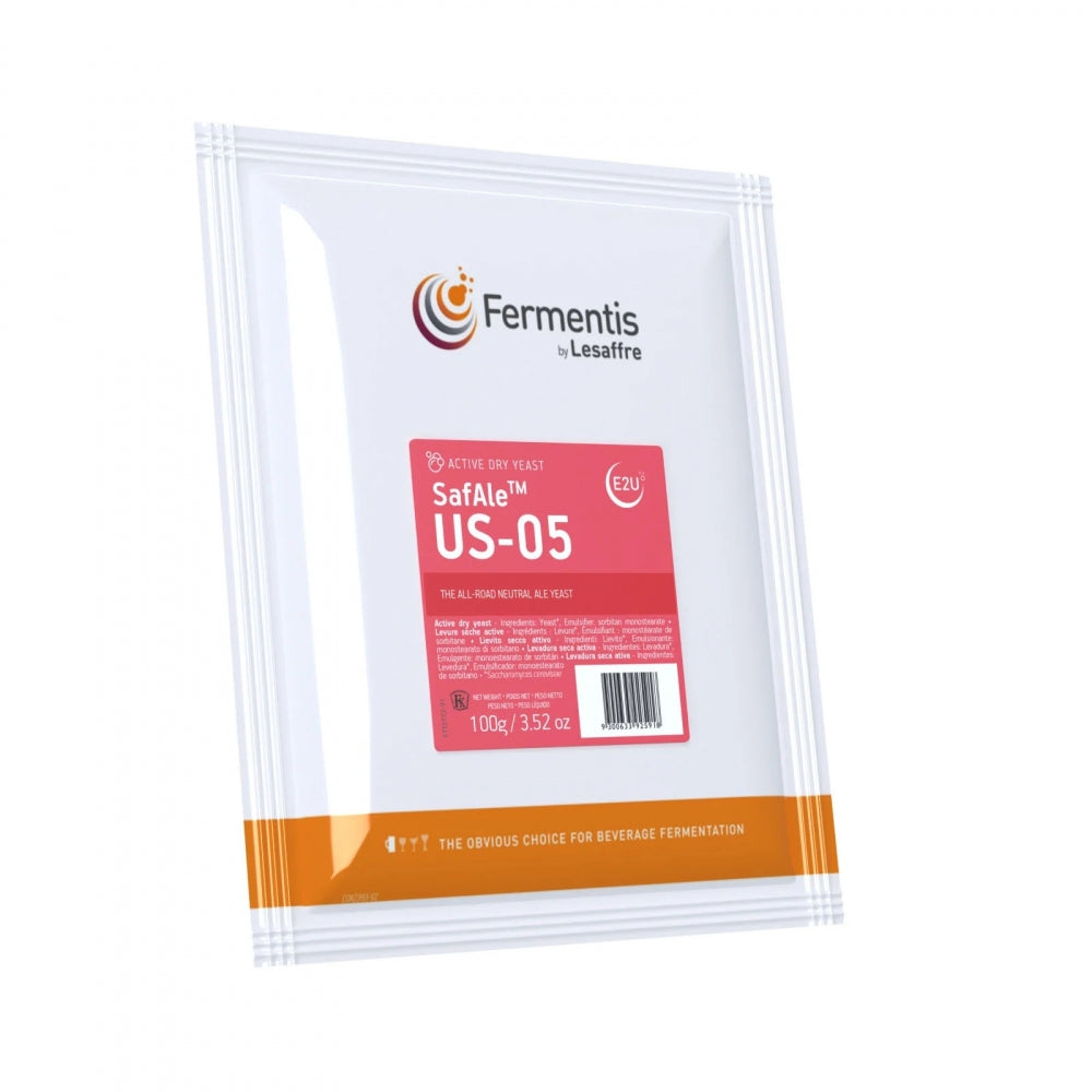 100 g SafAle US-05 fra Fermentis er en forseglet pakke med amerikansk gjær i hvit og oransje emballasje, ideell for pålitelige bryggeresultater.