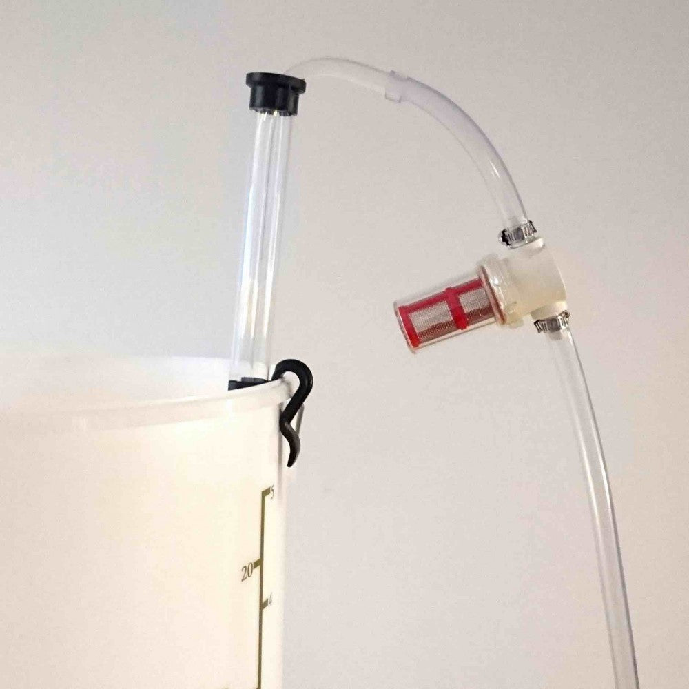 Bouncer Inline Beer Filter fra Bouncer er en plastbeholder med graderte markeringer, festet til en klar slange og et lite rødt inline-filter, perfekt for hjemmebrygging av øl, som vises mot en vanlig bakgrunn.