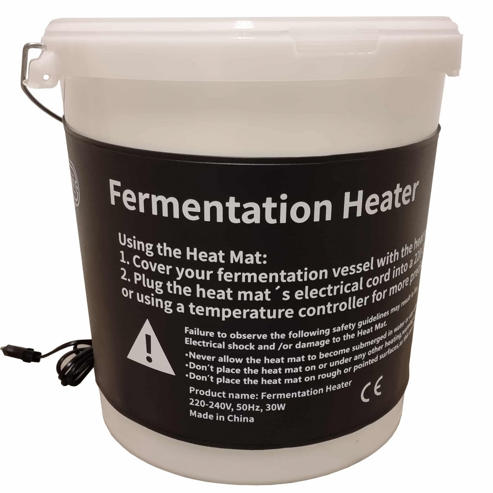 Project Brew Varmematte 30W (100 cm x 25 cm) fra Project Brew har en svart etikett, instruksjoner, sikkerhetsadvarsler og tilkoblet elektrisk ledning. Den er kompatibel med varmematter for fermentering for nøyaktig kontroll av gjæringstemperaturen.