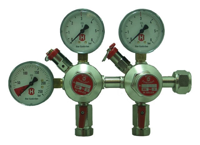 To Hiwi CO2-regulatorer med 2 utganger med Hiwi-koblinger og fire analoge trykkmålere, med røde etiketter og justeringsknapper, designet for industri- eller laboratoriebruk med europeiske CO2-sylindre.