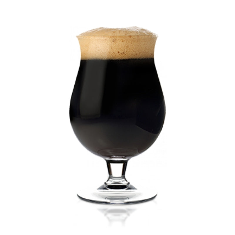 Et tulipanglass fylt med mørkt stoutøl, muligens brygget på Brewolution's Brown Abbey Ale allgrain ølsett, er toppet med en tykk skumkrone og står mot en hvit bakgrunn.