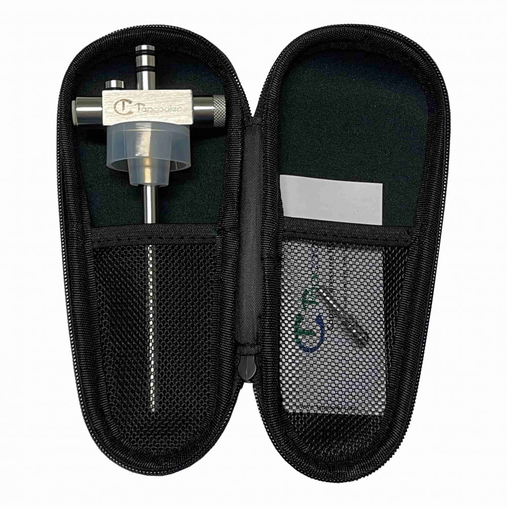 Tapcooler Mottrykksfyller fra Tapcooler er et metallverktøy med T-håndtak og sylindrisk kropp for CO2-tilkobling. Den leveres i et svart etui med glidelås og nettinglommer, brettet bruksanvisning og nøkkelring. Kompatibel med Intertap/Vent-Matic/Perlick/Ultratap/Nukatap.