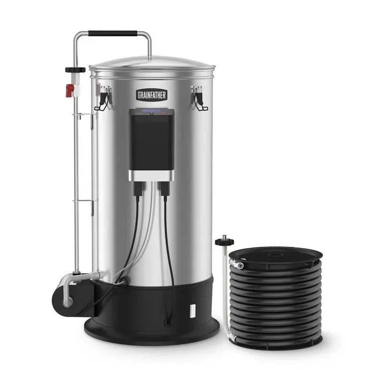 Grainfather G30v3 bryggemaskin med motstrømskjøler fra Grainfather vises her med kontrollpanel, tilkoblede slanger og en sort, spiralformet kjøler ved siden av på hvit bakgrunn.