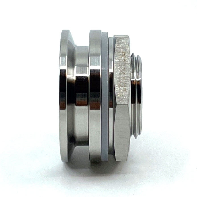 Brewshop 1,5" Tri-Clamp sveisefri gjennomføring med innvendige gjenger, laget av 304 rustfritt stål, med flere riller og en strukturert kant, vist fra siden mot en hvit bakgrunn.