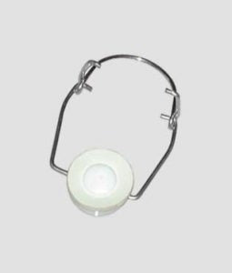 Enolandia Patentkork er en svingbar lukkemekanisme i metall og plast med trådbøyle, designet for forsegling av 5 liters glassballong/demijohn-flasker.