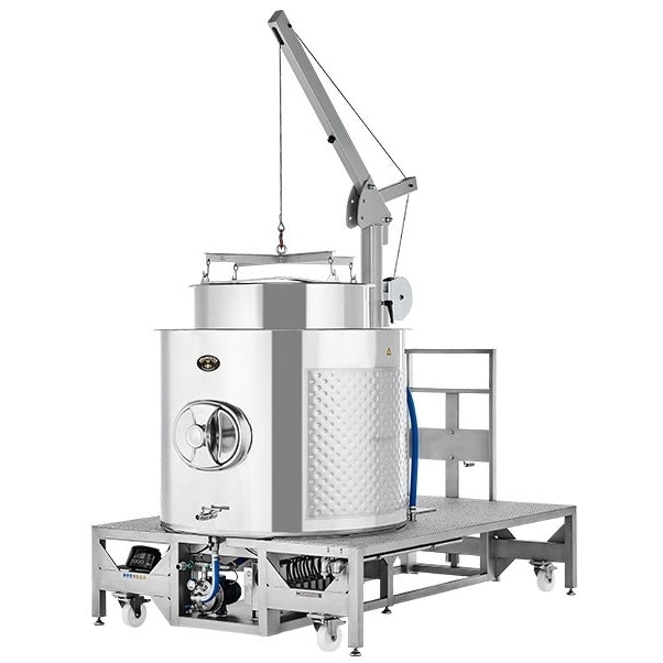 Speidel #Braumeister 1000L - Bestillingsvare er en industriell brygge- eller gjæringstank i rustfritt stål med heisearm, metallplattform med hjul og kontrollpanel for effektiv kommersiell ølproduksjon. Merkevare: Speidel.
