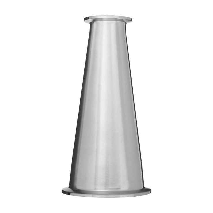 Brewshop Overgang fra 3" Tri-Clamp til 1,5" Tri-Clamp - 18 cm er vist stående med flensede ender mot en vanlig hvit bakgrunn.