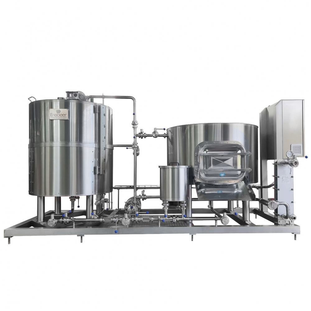 EnoBeer Professional TCI 10HL Electric er et bryggesystem i rustfritt stål fra EnoBeer, med 1000 liters tanker, rør og kontrollenheter på en metallramme for et effektivt industrielt brygghusoppsett.