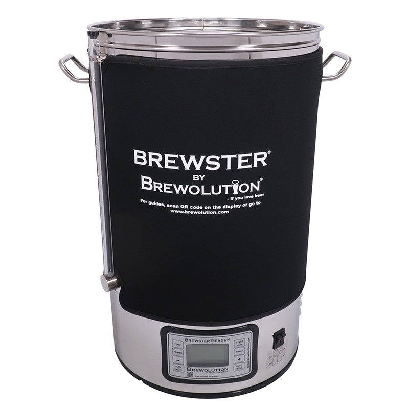 Brewolution Isolasjonskappe til Brewster Beacon 40 er en svart isolasjonshylse i neopren med logo og nettside, designet for det elektriske bryggesystemet Brewster Beacon 40.