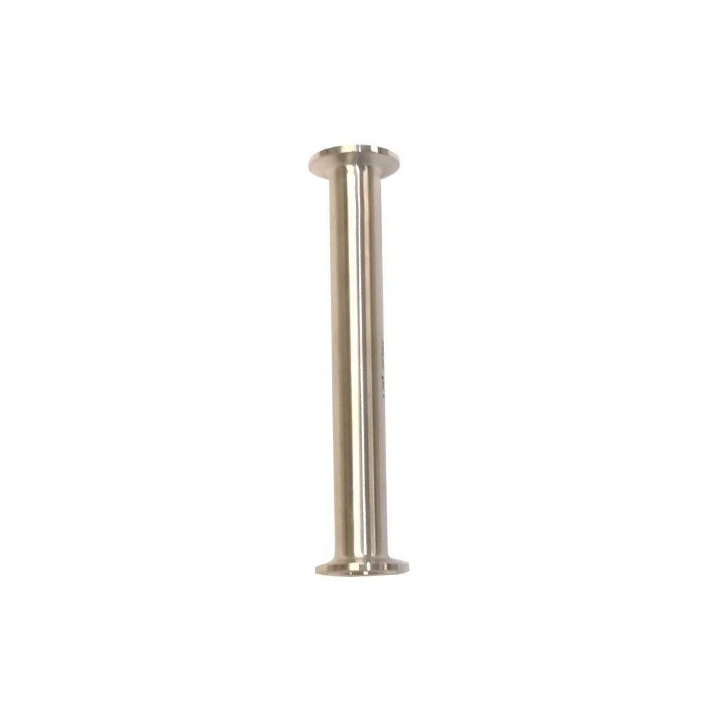 Brewshop 34 mm Tri-Clamp Extension Tube 6" (15,2 cm), laget av rustfritt stål med flenser i begge ender, er vist stående vertikalt mot en vanlig hvit bakgrunn.