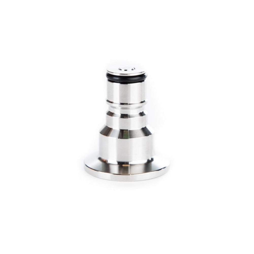 Brewtools Ball Lock Adapter, Væske, 34 mm Tri-Clamp har en kropp i rustfritt stål med glatt overflate, O-ring på toppen og en bred, sirkulær Tri-Clamp-base. Vises på en hvit bakgrunn.
