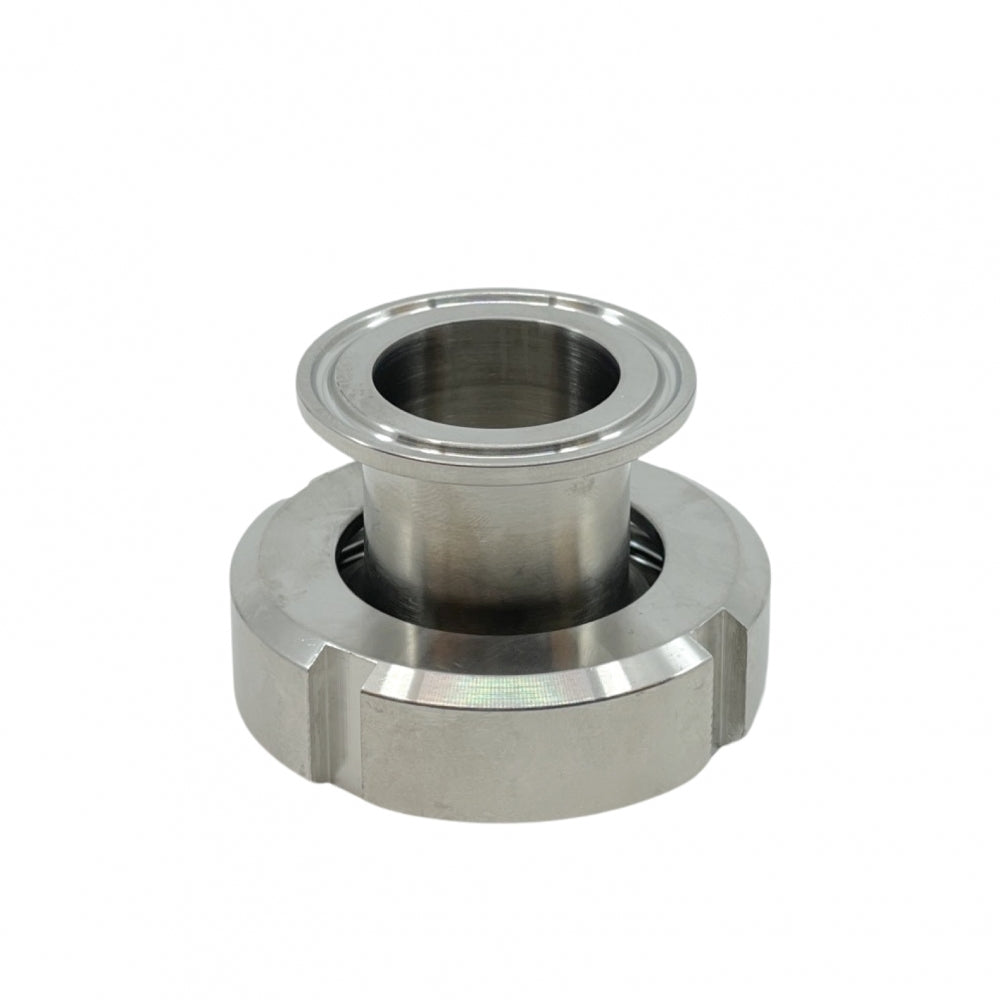 Brewshop Adapter DN32 Female (DIN 11851) til 1,5" Tri-Clamp er en rustfri stålkobling med sekskantet bunn og toppflens, laget av 304 rustfritt stål. Kompatibel med Tri-Clamp og DN32 til 1. Vist på hvit bakgrunn.