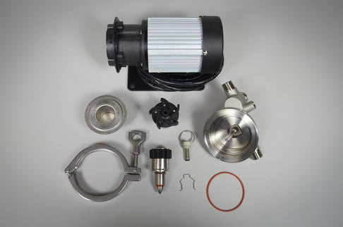 En demontert Blichmann RipTide Brewing Pump fra Blichmann er plassert på en grå flate, og viser motor, pumpehjul, klemme, pakning, metallbeslag og andre komponenter.