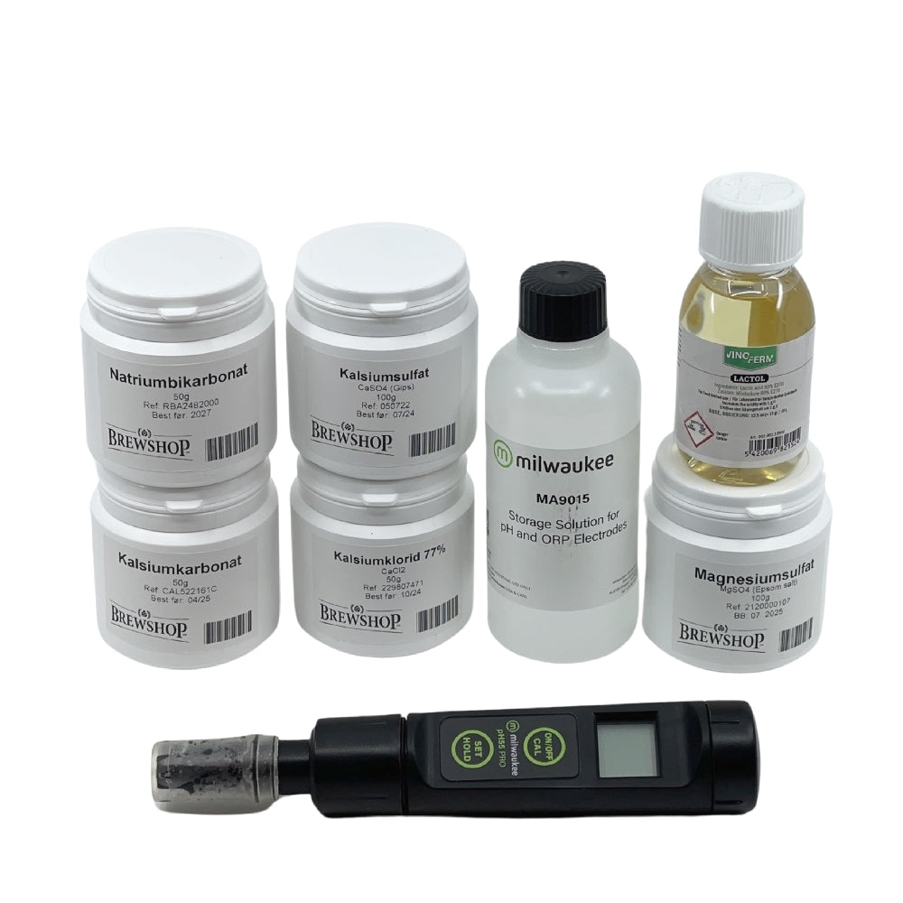 Startsett for vannjustering fra Brewshop: assorterte bryggekjemikalier i merkede glass, to flasker og pH-meter, perfekt for vannjustering ølbrygging eller som del av et komplett startsett bryggevann.