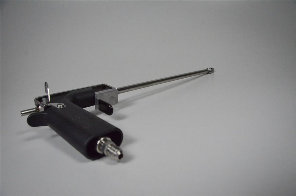 En Blichmann BeerGun flaskefyller fra Blichmann, med et slankt, langt metallskaft og svart håndtak, vises på en enkel, lysegrå bakgrunn.