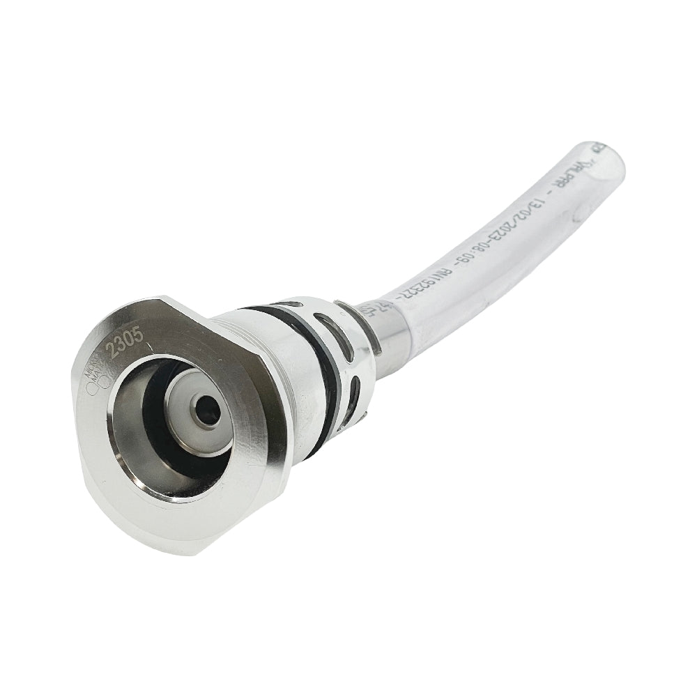 Nærbilde av AEB Cleaning Spear for Mini Jolly 5L - KeyKeg fatkobling, med en metallslangekobling med sekskantet flens og en påmontert fleksibel metallflettet slange.