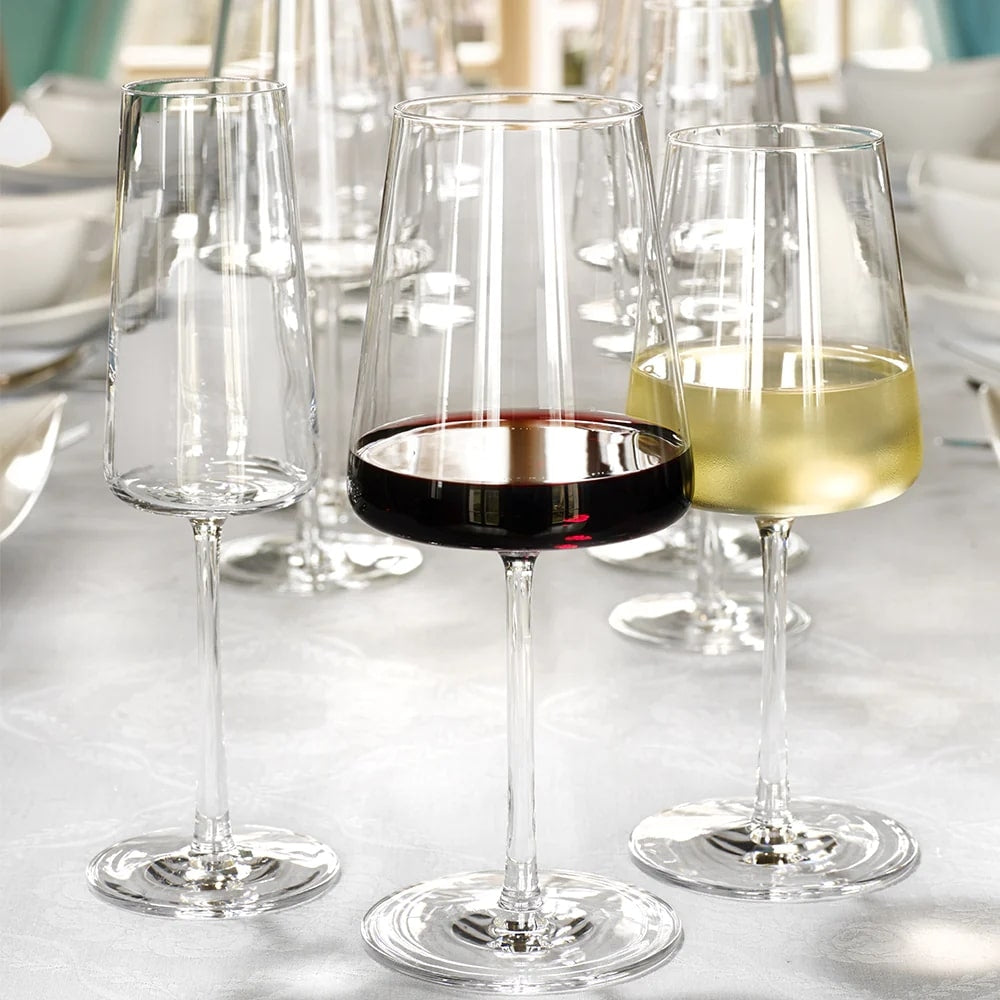 Tre Stölzle Lausitz POWER rødvinsglass (520 ml) tilfører bordet tysk designprisvinnende eleganse, og det raffinerte uttrykket skiller seg ut blant de andre glassene.