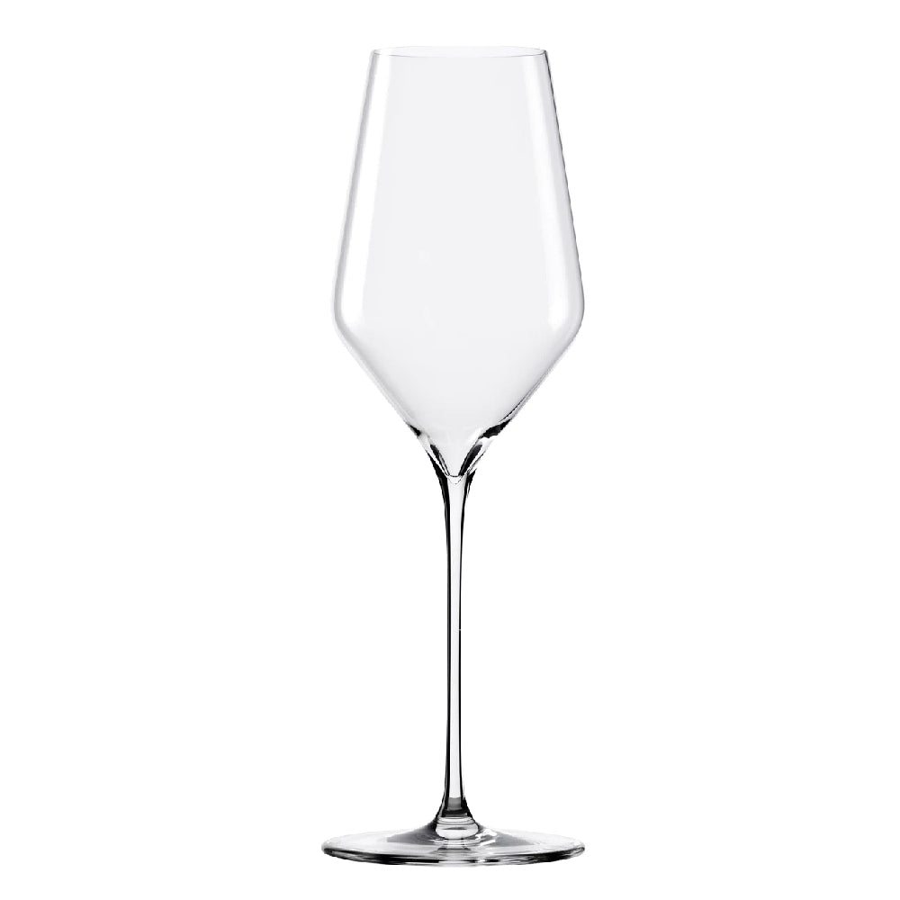 Et klart, tomt Stölzle Lausits Q1 hvitvinsvinglass (350 ml) med lang stilk og bred skål står oppreist mot en hvit bakgrunn.