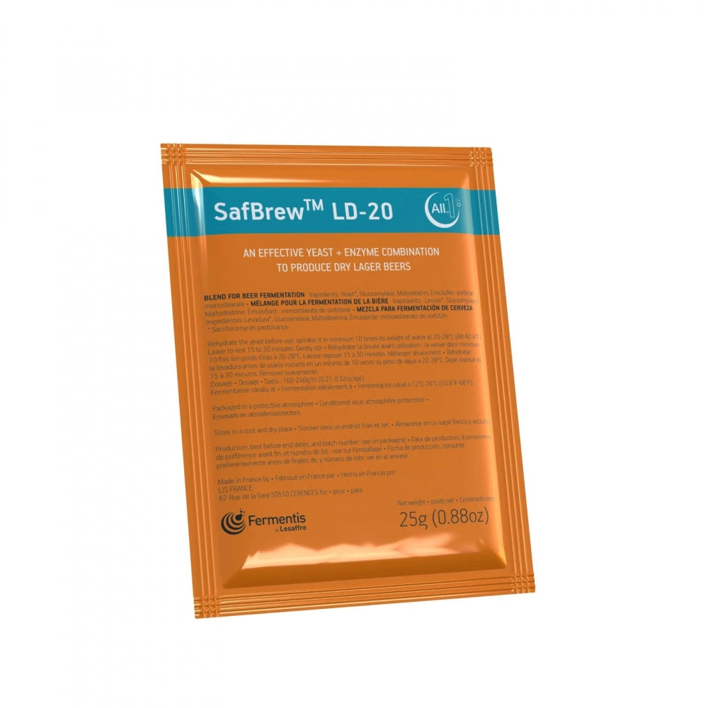 En 25 g oransje pakke med Fermentis SafBrew LD-20 gjær- og enzymblanding for fermentering av lavkarboøl, med produktinformasjon på forsiden.