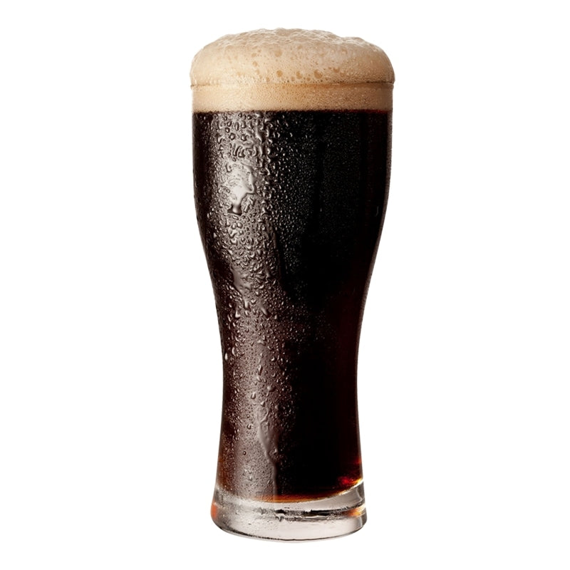 Et høyt glass mørkt Double Up Doppelbock-øl med skummende skum, brygget på Brewolution's ølsett, isolert på hvit bakgrunn.